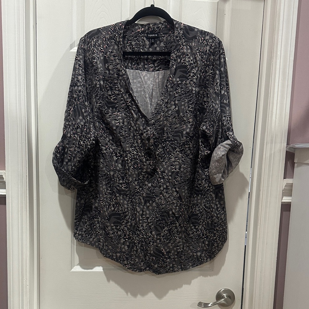 Chic Black Patterned Blouse - image 5